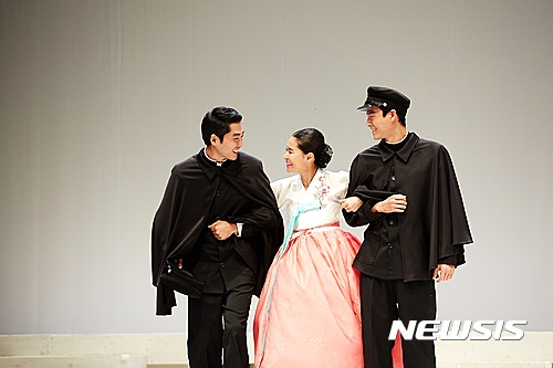 【서울=뉴시스】연극 '홍도'(사진=극공작소 마방진)