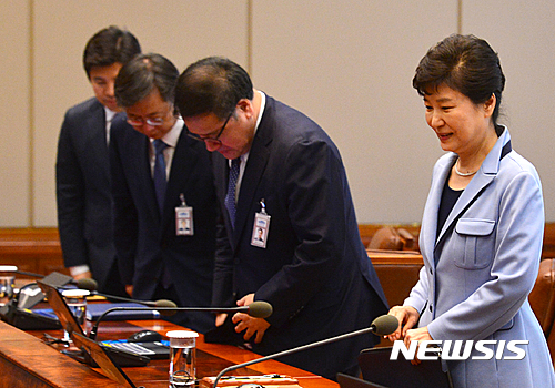 【서울=뉴시스】전진환 기자 = 박근혜 대통령이 20일 오후 수석비서관 회의를 주재하기 위해 청와대 집현실로 입장하자 현대원(왼쪽부터) 미래전략수석, 우병우 민정수석, 안종범 정책조정수석이 인사하고 있다. 2016.10.19. amin2@newsis.com