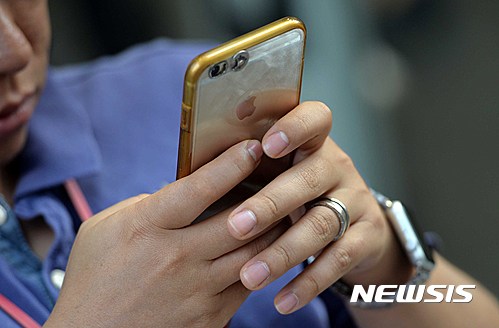 【서울=뉴시스】고승민 기자 = 애플의 최신작 아이폰7 한국 정식 출시를 하루 앞둔 20일 오후 서울 명동의 한 애플 프리미엄 스토어에서 한 시민이 첫번째로 구입 대기를 하고 있다. 2016.10.20. kkssmm99@newsis.com