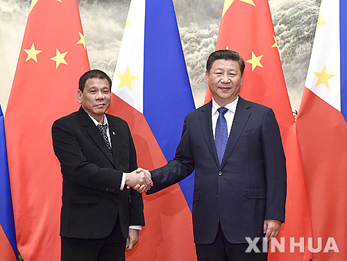 【베이징=신화/뉴시스】로드리고 두테르테 필리핀 대통령(왼쪽)과 시진핑 중국 국가주석이 20일 베이징에서 정상회담을 갖고 악수하고 있다. 2016.10.20&nbsp; 