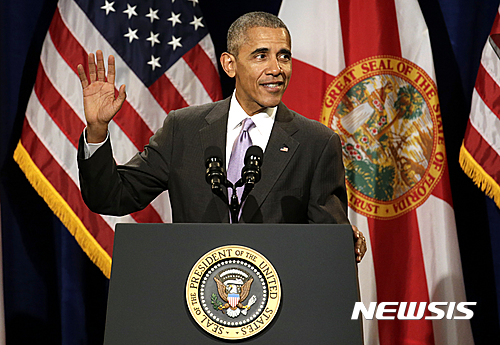 【마이애미=AP/뉴시스】버락 오바마 미국 대통령이 20일(현지시간) 플로리다주의 마이애미 데이드 대학에서 전국민 건강보험법에 관한 연설을 하고 있다. 2016.10.21.