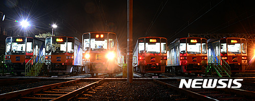 【부산=뉴시스】 2016년 10월 부산지하철 노조의 2차 파업 당시 부산 금정구 부산교통공사 노포차량사업소에서 첫 열차가 출발 준비를 하고 있는 모습. (사진=뉴시스 DB)
