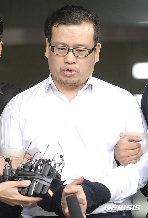 【서울=뉴시스】최진석 기자 = 오패산터널 총격 사건 피의자 성병대 씨가 21일 오전 서울 강북경찰서에서 서울북부지법으로 구속 전 피의자 심문(영장실질심사)을 받기 위해 이동하며 취재진의 질문에 답하고 있다. 2016.10.21.&nbsp; myjs@newsis.com 