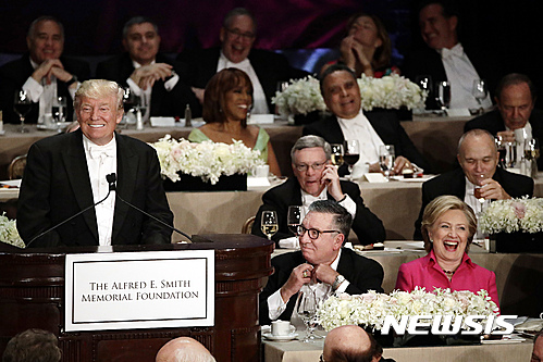 【뉴욕=AP/뉴시스】도널드 트럼프 미국 공화당 대선후보가 20일(현지시간) 뉴욕에서 열린 제71차 연례 앨프리드 E 스미스 추모재단 자선 만찬에 참석해 연설하는 동안 힐러리 클린턴 민주당 후보가 파안대소하고 있다. 2016.10.21