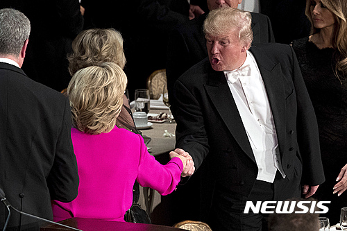 【뉴욕=AP/뉴시스】도널드 트럼프 미국 공화당 대선후보가 20일(현지시간) 뉴욕에서 열린 제71차 연례 앨프리드 E 스미스 추모재단 자선 만찬에 참석해 힐러리 클린턴 민주당 후보와 악수하고 있다. 2016.10.21