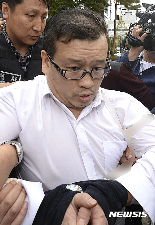 【서울=뉴시스】최진석 기자 = 오패산터널 총격 사건의 피의자 성병대가 21일 오전 서울 도봉구 마들로 서울북부지법에서 구속 전 피의자 심문(영장실질심사)을 받은 뒤 빠져나와 차량으로 이동하고 있다. 2016.10.21.&nbsp; myjs@newsis.com