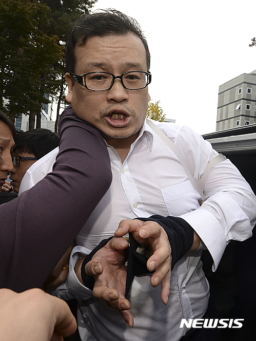 【서울=뉴시스】최진석 기자 = 오패산터널 총격 사건의 피의자 성병대가 21일 오전 서울 도봉구 마들로 서울북부지법에서 구속 전 피의자 심문(영장실질심사)을 받은 뒤 빠져나와 차량에 오르며 자신의 주장을 밝히고 있다. 2016.10.21.&nbsp; myjs@newsis.com