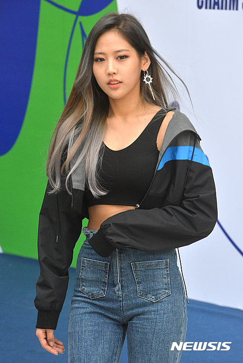 [서울=뉴시스]김선웅 기자 = 가수 육지담이 21일 오전 서울 중구 동대문디자인플라자(DDP)에서 열린 2017 S/S 헤라 서울패션위크(HERA Seoul Fashion Week)에서 진행된 강요한 디자이너 참스(Charms) 컬렉션에 참석하고 있다. 2016.10.21. mangusta@newsis.com