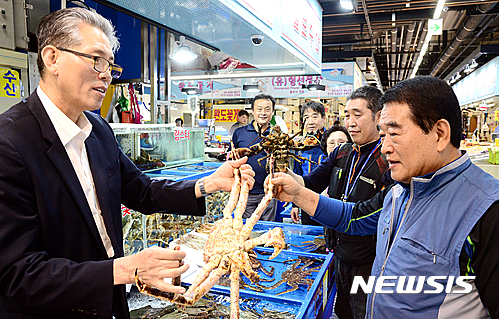 【서울=뉴시스】이종철 기자 = 21일 서울 송파구 가락동에 위치한 최대 종합식자재시장인 가락몰 1층에서 열린 수산물 가을 먹거리 축제에서 가락몰 수산협동조합연합회 김숙현 회장(왼쪽)을 비롯한 상인들이 신선한 수산물을 할인판매하고 있다. 이번 가락몰 가을 먹거리 축제는 22일까지 열린다. 2016.10.21. jc4321@newsis.com