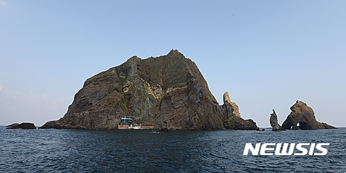 【독도=뉴시스】조수정 기자 = 독도의 날(10월 25일)을 앞둔 14일 경북 울릉군 울릉읍 독도리 1-96 대한민국 영토 독도 중 서도의 모습. 가운데 주민 숙소가 보인다. 이곳에는 주민인 김성도 김신열씨 부부가 살고 있다. 2016.10.23.&nbsp; chocrystal@newsis.com 