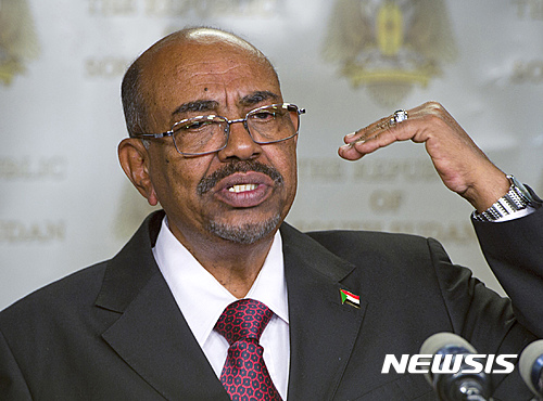 【AP/뉴시스】국제형사재판소(ICC)로부터 체포장이 발부된 수단의 오마르 알바시르 대통령이 올 1월 남수단 대통령 면담 후 기자회견을 하고 있다. 서부 다이푸르에서 자국민 30만 명을 학살한 혐의를 받고 있는 바시르는 지난 해 남아공 국제회의 참석 중 체포될 것을 우려해 몰래 귀국했다. 남아공은 21일 ICC 회원국 임무와 외교적 면책 특권 및 타국 정권 교체 개입 금지 원칙이 상치된다면서 탈퇴 의사를 밝혔다. 2016. 10. 21.