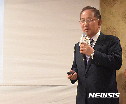 [L.A(미국)=뉴시스]김운영 편집위원 = 김태영 전 국방장관이 20일 오후 (현지시각) LA코리아타운 용수산 식당에서 LA민주평통과 재향군인회 등이 참석한 가운데 안보 강연을 하고 있다.우리방송 주최로 열린 이번 강연회에는 사드 배치에 따른 한국내에서의 논란과 한미연합, 북한의 위협, 중국 일본 미국 국제관계 등에 대한 강의가 진행됐다. 2016.10.22. uykim33@newsis.com