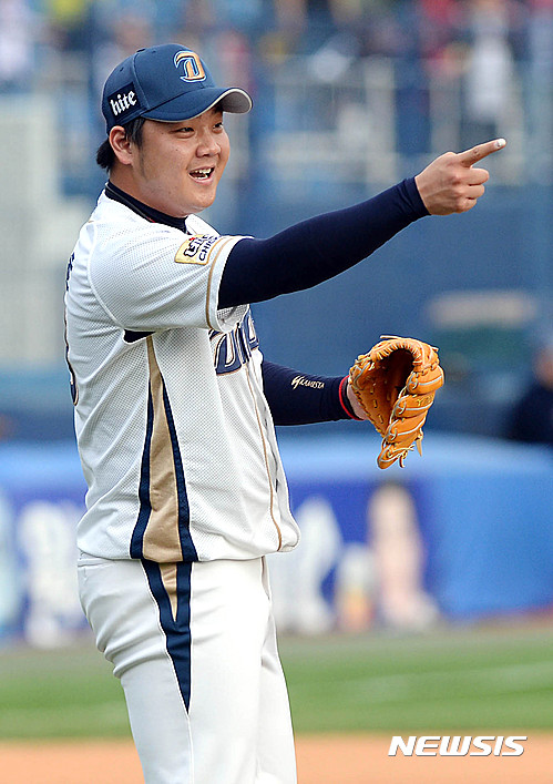 【창원=뉴시스】최동준 기자 = 22일 경남 창원시 마산야구장에서 열린 2016 KBO 포스트시즌 NC 다이노스와 LG 트윈스의 플레이오프 2차전 경기, 마무리로 등판한 NC 이민호가 마지막 아웃 카운트를 잡아내자 기뻐하고 있다. 2016.10.22. photocdj@newsis.com
