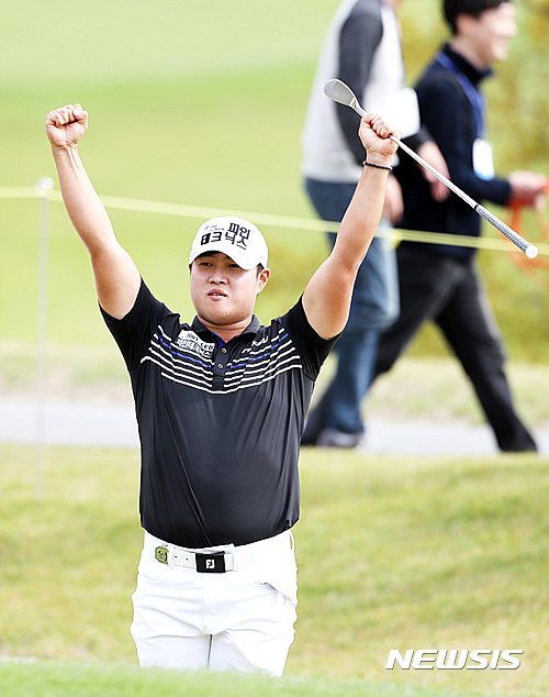 【서울=뉴시스】2016 DGB금융그룹 대구경북오픈 3라운드가 열린 22일 경북 칠곡 파미힐스CC에서 윤정호가 4번홀 벙커샷 버디를 성공한 후 환호하고 있다. 2016.10.22. (사진=kpga 제공)&nbsp; photo@newsis.com 