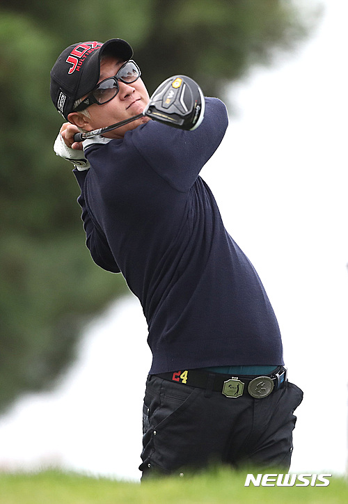 【서울=뉴시스】2016 DGB금융그룹 대구경북오픈 3라운드가 열린 22일 경북 칠곡 파미힐스CC에서 허인회가 드라이버샷을 하고 있다. 2016.10.22. (사진=kpga 제공)&nbsp;&nbsp; photo@newsis.com 
