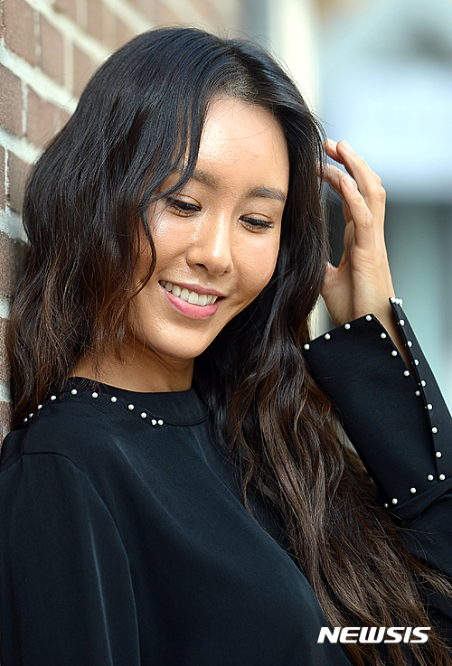 【서울=뉴시스】이영환 기자 = 뮤지컬 아이다에 출연하는 배우 윤공주가 20일 오후 서울 서초구 한전아트센터에서 뉴시스와 인터뷰를 앞두고 포즈를 취하고 있다. 2016.10.23. 20hwan@newsis.com