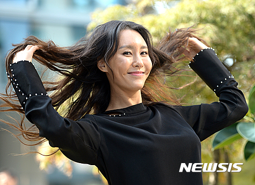 【서울=뉴시스】이영환 기자 = 뮤지컬 아이다에 출연하는 배우 윤공주가 20일 오후 서울 서초구 한전아트센터에서 뉴시스와 인터뷰를 앞두고 포즈를 취하고 있다. 2016.10.23. 20hwan@newsis.com