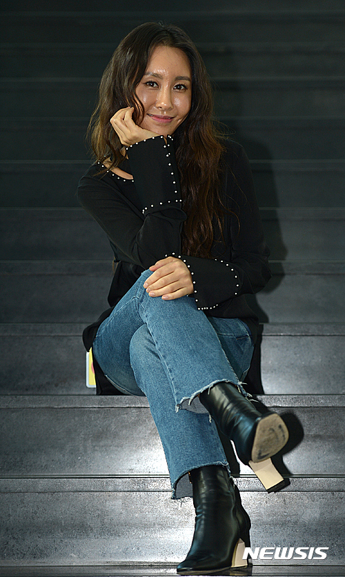 【서울=뉴시스】이영환 기자 = 뮤지컬 아이다에 출연하는 배우 윤공주가 20일 오후 서울 서초구 한전아트센터에서 뉴시스와 인터뷰를 앞두고 포즈를 취하고 있다. 2016.10.23. 20hwan@newsis.com