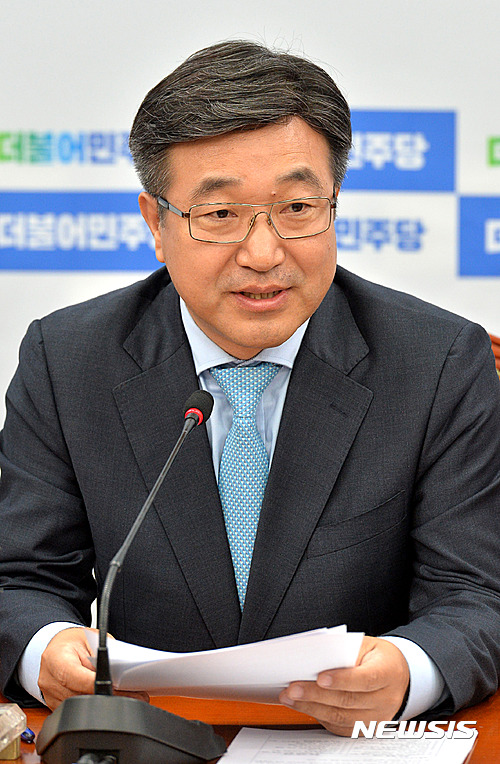 【서울=뉴시스】배훈식 기자 = 더불어민주당 윤호중 정책위의장이 23일 오전 서울 여의도 국회에서 열린 기자간담회에 참석해 2017 예산안 심사방안을 설명하고 있다. 2016.10.23. dahora83@newsis.com