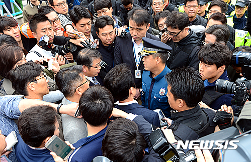 【서울=뉴시스】권현구 기자 = 고 백남기 씨의 시신 부검영장을 집행하기 위해 23일 오전 서울 종로구 서울대학교병원 장례식장을 찾은 홍완선 종로경찰서장을 비롯한 경찰관계자들이 백남기 대책위 관계자들과 대치하고 있다. 2016.10.23. stowen@newsis.com
