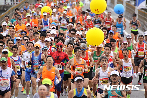 【춘천=뉴시스】한윤식 기자 = 23일 강원도 춘천에서 열린 2016 조선일보 춘천 마라톤 대회에 참가한 2만4천여명의 마라토너들이 단풍으로 물든 가을 의암호 코스를 달리고 있다. 2016.10.23. ysh@newsis.com