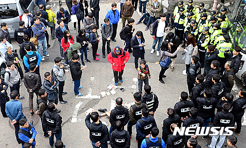 【서울=뉴시스】권현구 기자 = 경찰이 고 백남기 씨의 시신 부검영장 집행에 나선 23일 오후 서울 종로구 서울대학교병원 장례식장에서 백남기 투쟁본부 관계자와 경찰병력이 대치하고 있다. 2016.10.23. stowen@newsis.com