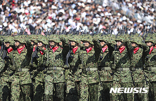 【도쿄=AP/뉴시스】2016년 10월 23일 일본 도쿄(東京) 네리마(練馬)구 아사카(朝霞)훈련장에서 열린 육상자위대 사열식에서 자위대원들이 행진하고 있다. 2016.10.23.