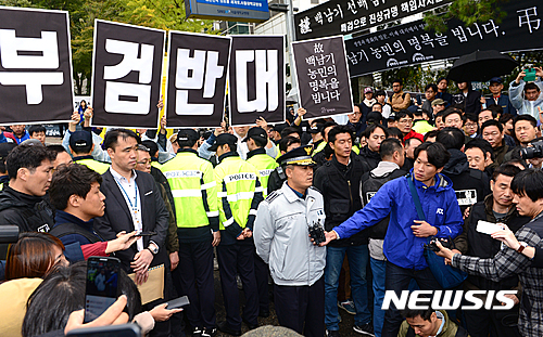 【서울=뉴시스】권현구 기자 = 홍완선 종로경찰서장이 23일 오후 서울 종로구 서울대학교병원 장례식장에서 고 백남기 씨의 시신 부검영장 집행을 하지 않을 것이라고 밝히고 있다. 2016.10.23.&nbsp; stoweon@newsis.com