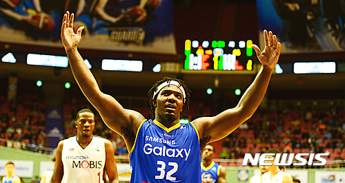 【서울=뉴시스】추상철 기자 = 23일 오후 서울 송파구 잠실실내체육관에서 열린 '2016-2017 KCC 프로농구' 서울 삼성 썬더스의 홈 개막전 울산 모비스 피버스와의 경기. 서울 삼성 크레익이 팬들을 향해 손을 들어 올리고 있다. 2016.10.23.&nbsp; scchoo@newsis.com