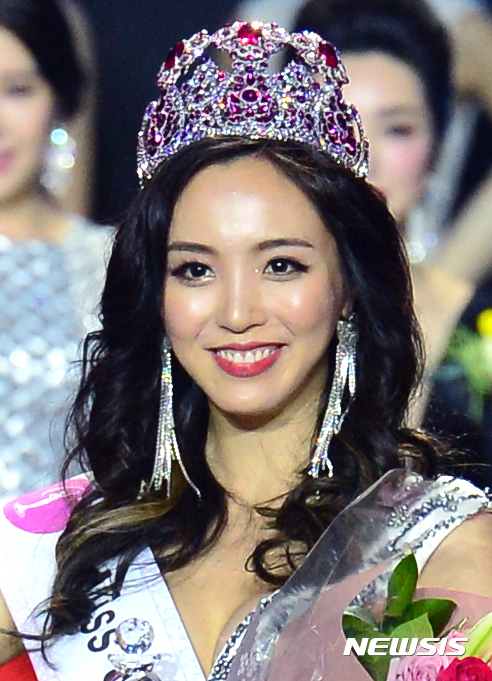 【서울=뉴시스】권현구 기자 = 23일 오후 서울 광진구 쉐라톤그랜드워커힐 호텔 시어터에서 열린 '2016 미스 유니버스 코리아 선발대회' 결선에서 대상을 수상한 참가번호 17번 조세휘가 포즈를 취하고 있다. 2016.10.23.&nbsp; stoweon@newsis.com