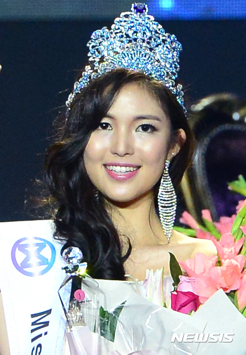 【서울=뉴시스】권현구 기자 = 23일 오후 서울 광진구 쉐라톤그랜드워커힐 호텔 시어터에서 열린 '2016 미스 월드 코리아 선발대회' 결선에서 대상을 수상한 참가번호 6번 김하은이 포즈를 취하고 있다. 2016.10.23.&nbsp; stoweon@newsis.com