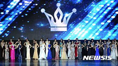 【서울=뉴시스】권현구 기자 = 23일 오후 서울 광진구 쉐라톤그랜드워커힐 호텔 시어터에서 열린 '2016 미스 월드·유니버스 코리아 선발대회' 결선에서 참가자들이 이브닝드레스를 선보이고 있다. 2016.10.23.&nbsp; stoweon@newsis.com