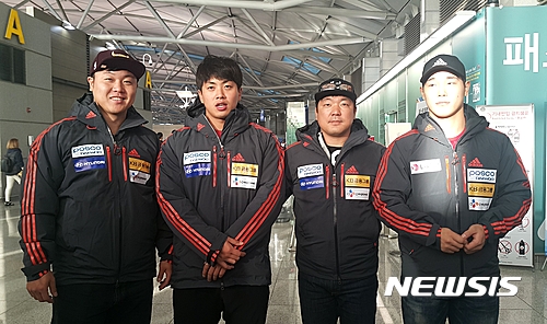 【인천공항=뉴시스】김희준 기자 = 한국 봅슬레이·스켈레톤 대표팀이 24일 캐나다 전지훈련을 떠나기 전 인천국제공항에서 포즈를 취하고 있다. (왼쪽부터)원윤종, 서영우, 이용 감독, 윤성빈. 2016.10.24 /jinxijun@newsis.com