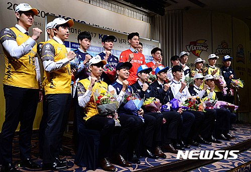 【서울=뉴시스】전신 기자 = 24일 서울 청담동 리베라호텔에서 열린 2016-2017 KOVO 남자 신인선수 드래프트에서 지명된 선수들이 각팀 유니폼을 입고 기념촬영을 하고 있다. 2016.10.24 photo1006@newsis.com