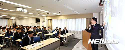 【수원=뉴시스】 일본을 방문 중인 남경필 경기지사는 24일 오후 도쿄대에서 학생과 교직원에게 '제4의 길-함께 만드는 미래'를 주제로 특별강연을 했다. 2016.10.24. (사진=경기도 제공)&nbsp;&nbsp; photo@newsis.com 