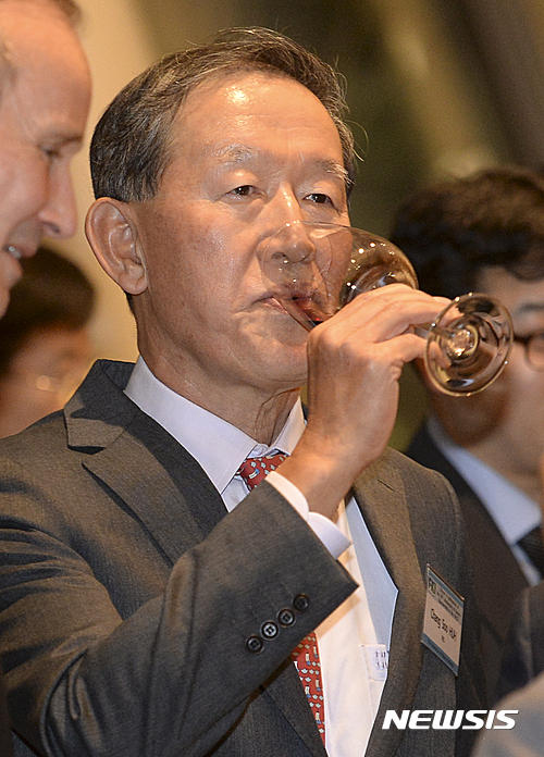 【서울=뉴시스】최진석 기자 = 허창수 전경련 회장이 24일 오후 서울 영등포구 여의도 전경련회관 컨퍼런스센터에서 열린 'OECD 가입 20주년 경제계 기념 만찬'에 참석해 음료를 마시고 있다. 2016.10.24.&nbsp; myjs@newsis.com