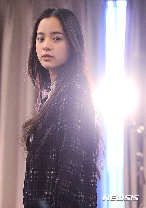 【서울=뉴시스】전신 기자 = 첼리스트 겸 배우 오우양나나가 24일 서울 강남 그랜드 인터컨티넨탈 호텔에서 인터뷰 전 포즈를 취하고 있다. 2016.10.25 photo1006@newsis.com