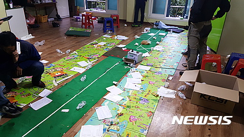 【대구=뉴시스】박준 기자 = 대구 성서경찰서는 전국을 돌며 아도사끼 도박장을 개설하고 도박에 참여한 혐의(도박장소 개설 등)로 여모(54)씨 등 41명을 검거하고 그 중 7명을 구속했다고 25일 밝혔다. 경찰은 달아난 1명을 쫓고 있다. 사진은 도박장의 모습이다. 2016.10.25(사진=성서경찰서 제공)&nbsp; photo@newsis.com 