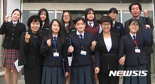 【보은=뉴시스】이성기 기자 = 25일 오전 김응분 충북 충주구치소장(앞줄 오른쪽 두번째)이 모교인 보은여중·고를 찾아 10명의 후배들에게 장학증서를 전달한 뒤 기념촬영을 하고 있다.2016.10.25(사진=보은여고 제공)&nbsp; sklee@newsis.com 