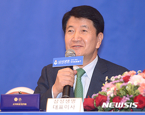 【서울=뉴시스】 장세영 기자 = 삼성생명 김창수 대표이사가 25일 오전 서울 양재동 The-K호텔 컨벤션 센터 크리스탈 볼룸에서 열린 삼성생명 2016-2017 여자프로농구 타이틀스폰서 조인식에 참석해 인사말을 하고 있다. 2016.10.25.&nbsp; photothink@newsis.com