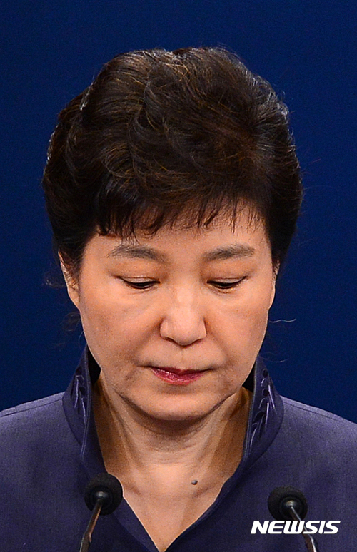 【서울=뉴시스】전진환 기자 = 박근혜 대통령이 25일 오후 청와대 춘추관에서 최순실에 대한 연설문 유출 의혹과 관련해 대국민사과를 하고 있다. 2016.10.25. amin2@newsis.com