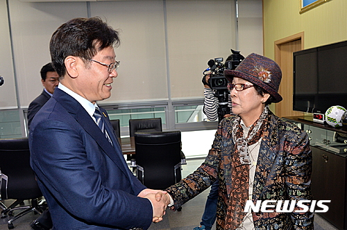 【성남=뉴시스】 이정하 기자 = '역사를 잊은 민족에게 미래는 없다'는 단재 신채호 선생의 며느리 이덕남(72) 여사가 25일 성남시장실을 찾아 