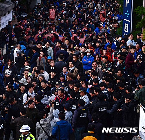 【서울=뉴시스】전신 기자 = 고 백남기 농민 부검영장 재집행에 나선 홍완선 종로경찰서장이 25일 오후 서울 종로구 서울대병원 장례식장을 나서고 있다. 2016.10.25&nbsp; photo1006@newsis.com