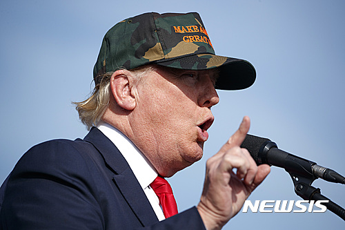 【샌포드=AP/뉴시스】미국 공화당 대선 후보 도널드 트럼프가 25일(현지시간) 플로리다주 샌포드에서 선거 유세를 하고 있다. 2016.10.26.