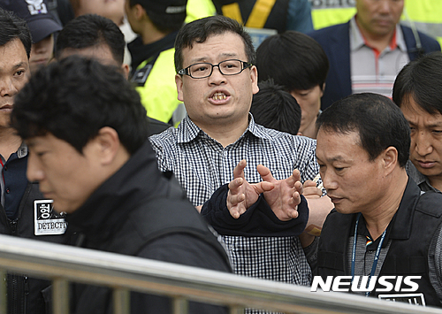 【서울=뉴시스】최진석 기자 = 오패산터널 사제총 총격사건 피의자 성병대(가운데)가 26일 오전 서울 강북구 오패산터널 인근 도로에서 현장검증하며 소리를 지르고 있다. 2016.10.26.&nbsp; myjs@newsis.com 