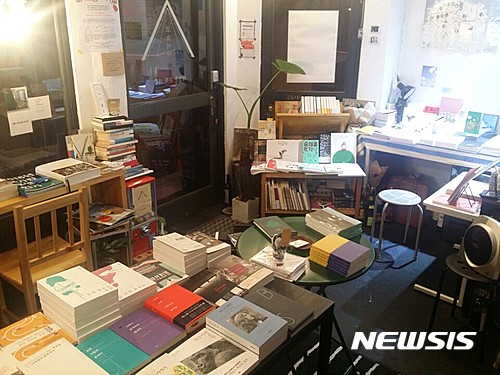 【서울=뉴시스】서울 용산동 해방촌에서 독서모임을 여는 동네책방 '고요서사'. 2016.10.28&nbsp;&nbsp; pjk76@newsis.com 