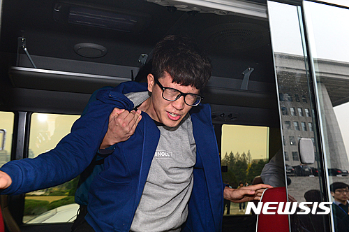 【서울=뉴시스】조성봉 기자 = 26일 오전 서울 여의도 국회 본청 계단에서 ‘박근혜 탄핵 대학생 운동본부’ 학생들이 ‘국회는 즉각 박근혜를 탄핵하라’ 는 플래카드와 성명서를 뿌리며 기습시위를 벌이자 경찰이 연행하고 있다. 2016.10.26. suncho21@newsis.com