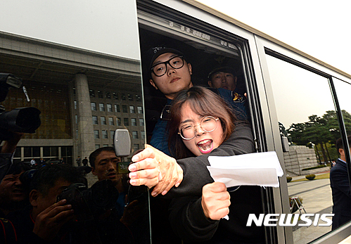 【서울=뉴시스】조성봉 기자 = 26일 오전 서울 여의도 국회 본청 계단에서 ‘박근혜 탄핵 대학생 운동본부’ 학생들이 ‘국회는 즉각 박근혜를 탄핵하라’ 는 플래카드와 성명서를 뿌리며 기습시위를 벌이자 경찰이 연행하고 있다. 2016.10.26. suncho21@newsis.com