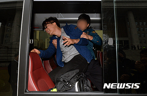 【서울=뉴시스】배훈식 기자 = ‘박근혜 탄핵 대학생 운동본부’ 학생이 26일 오전 서울 여의도 국회 본청 앞에서 연행되며 박 대통령 탄핵 구호를 외치자 경찰이 제지하고 있다. 2016.10.26.&nbsp; dahora83@newsis.com