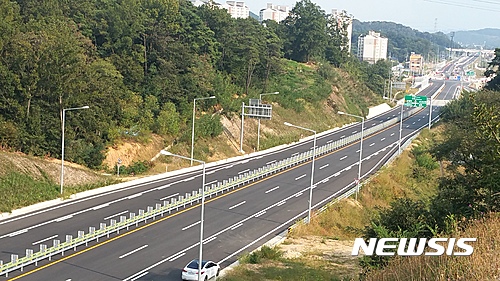 【수원=뉴시스】26일 개통한 국지도 98호선 본오~어천 간 도로 모습. 2016.10.26. (사진=경기도 제공)&nbsp; photo@newsis.com